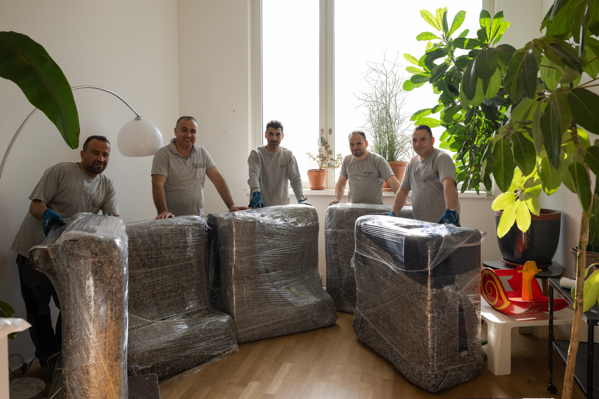 Das Rosch Umzug Team beim sorgfältigen Verpacken von Möbeln